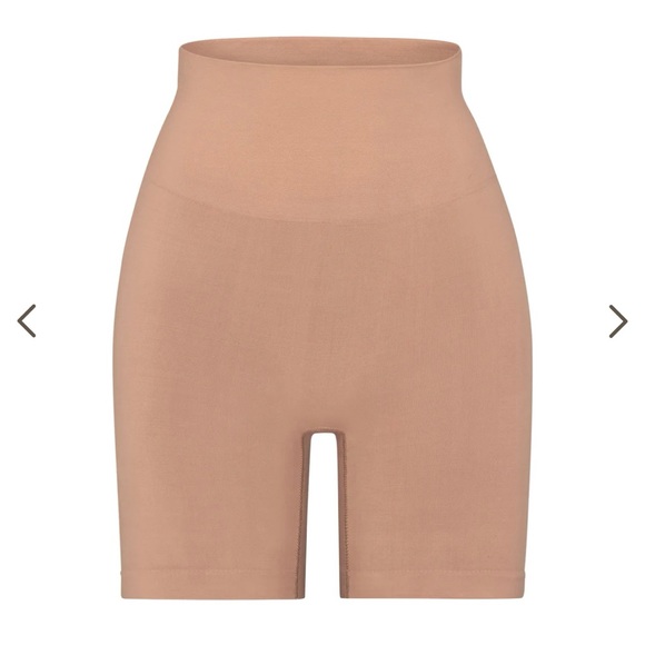 SKIMS Soft Smoothing Short in Desert, size 2X - Picture 4 of 6